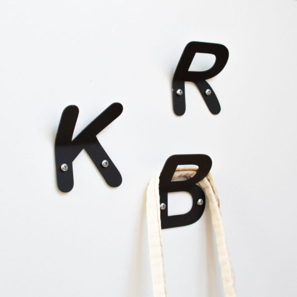 Stenski obešalnik v obliki črk abecede