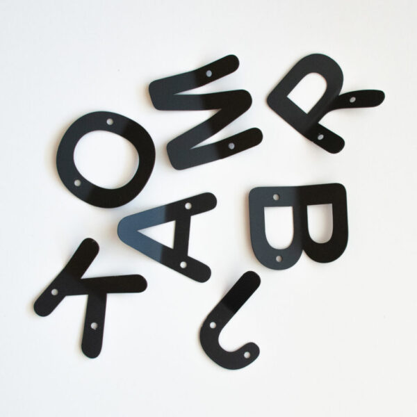 Stenski obešalnik v obliki črk abecede